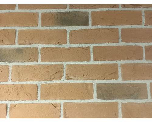 Detail cihlové zdi se světlou maltou