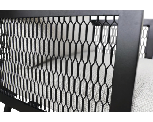 Detailní pohled na židli s kovovou mřížkovou strukturou