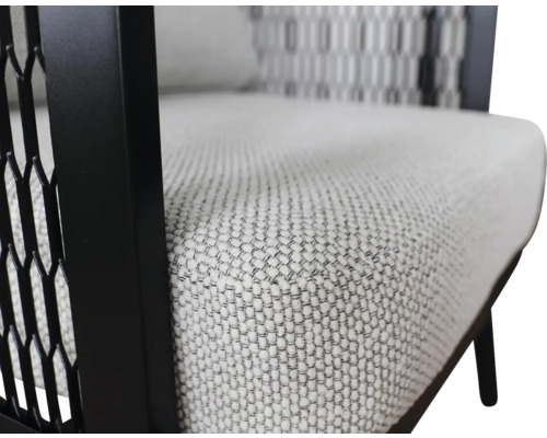 Detailní pohled na židli s textilním potahem a kovovým rámem