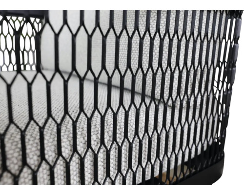 Detailní pohled na černý drátěný koš s textilní vložkou