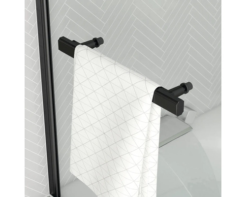 Černý držák na ručníky s ručníkem v koupelně