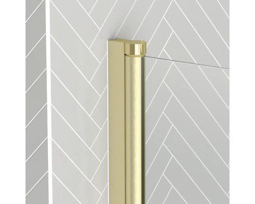 Detail sprchového koutu se zlatým rámem a skleněnou stěnou