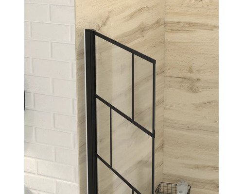 Sprchová zástěna s černým rámem v koupelně