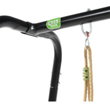 Detailní pohled na černou houpačku s lanem a logem Exit Toys