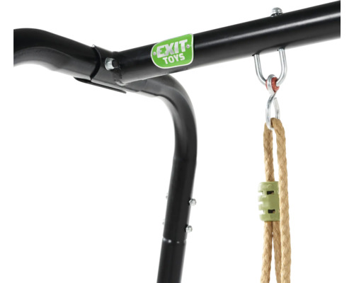 Detailní pohled na černou houpačku s lanem a logem Exit Toys