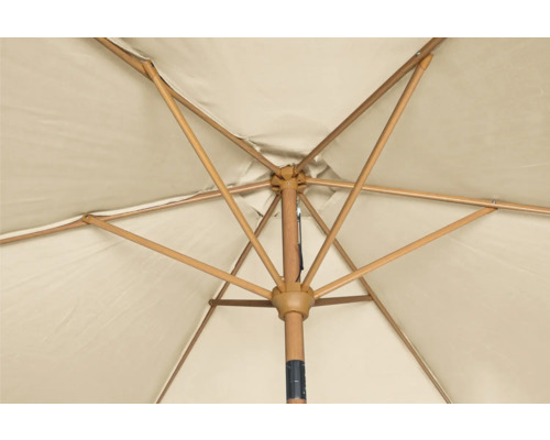 Vnitřní pohled na otevřený slunečník s dřevěným rámem a látkovým potahem