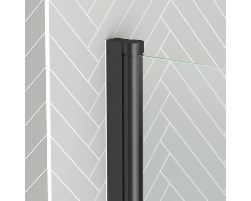 Detail sprchového koutu s černým rámem a skleněnou stěnou