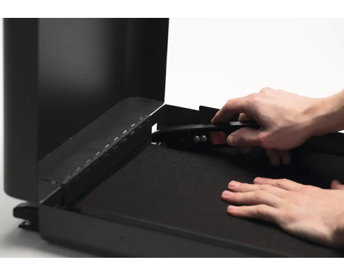 Detailní pohled na trezor s manipulací osobou