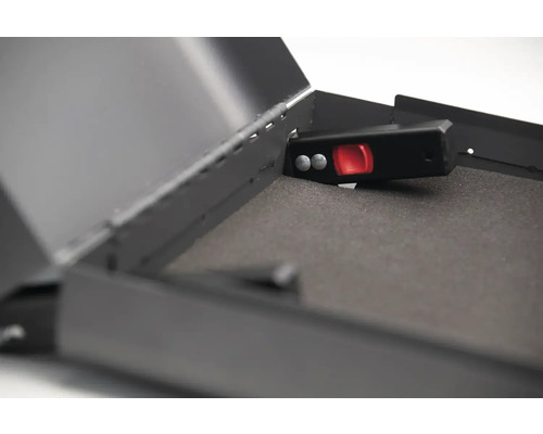 Otevřený trezor s červeným tlačítkem