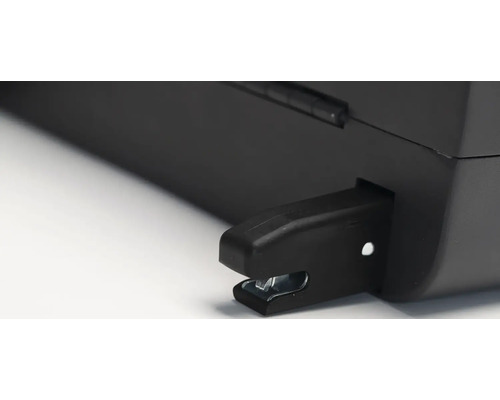 Detailní pohled na černou sešívačku s kovovými sponkami