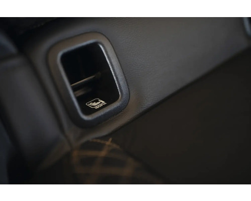 Detailní pohled na upevnění dětské sedačky Isofix v autě
