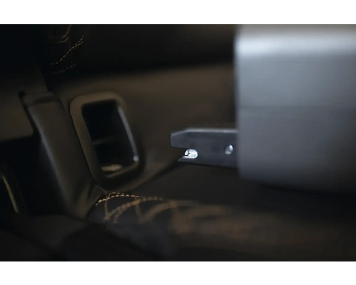 Detailní záběr interiéru automobilu s výstupem vzduchu a kovovým prvkem