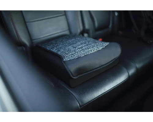 Sedák se vzorovaným potahem na autosedačce