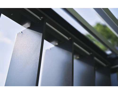 Detail pergoly s lamelovou strukturou.