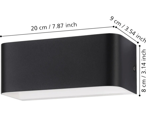 Obrázek černého nástěnného svítidla o rozměrech 20 x 9 x 8 centimetrů.