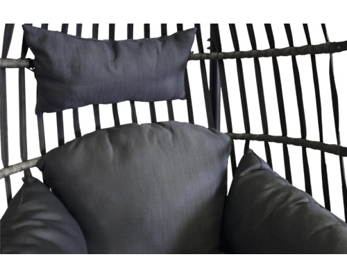 Detail polštářů v závěsném ratanovém křesle