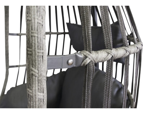 Detailní záběr závěsného ratanového křesla s pletenou strukturou a sedákem