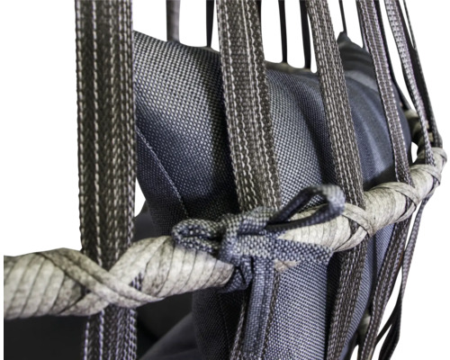 Detailní záběr závěsného koše s pleteným rámem a polstrováním