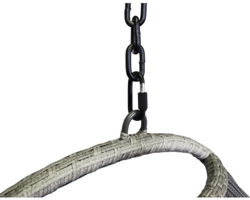 Detail závěsného zařízení s řetězem a pleteným rámem