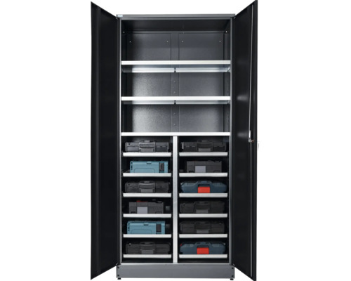 Otevřená skříň na nářadí s policemi a kufříky na nářadí