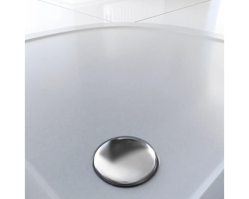 Detailní pohled na umyvadlo s chromovaným odtokovým ventilem