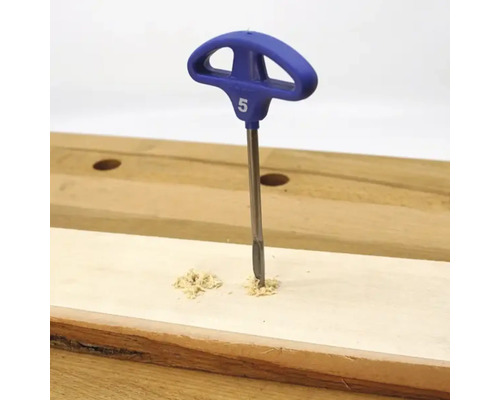 Vrták s rukojetí v dřevěné desce