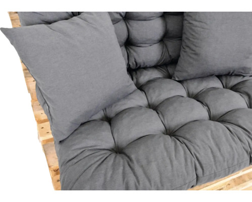 Šedé paletové polštáře se dvěma dekorativními polštáři