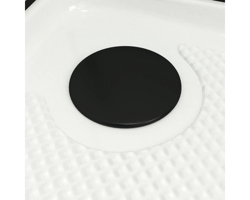 Detailní záběr odtoku sprchové vaničky s krytem