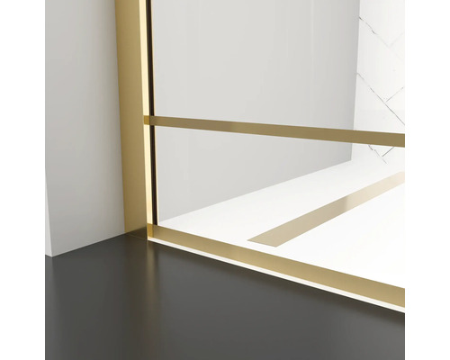 Detailní pohled na sprchový kout se zlatým kováním