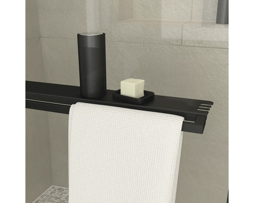 Černá sprchová police s držákem na ručníky, dávkovačem mýdla a mýdlem