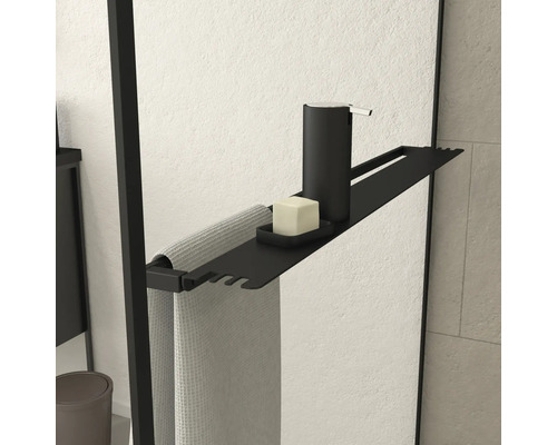 Detailní záběr držáku na ručníky s ručníkem, mýdlem a dávkovačem mýdla v koupelně