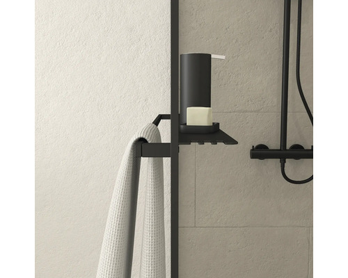 Vybavení koupelny s ručníkem, mýdlem a dávkovačem mýdla