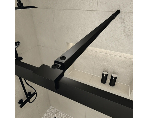 Detailní záběr sprchového koutu s černým rámem