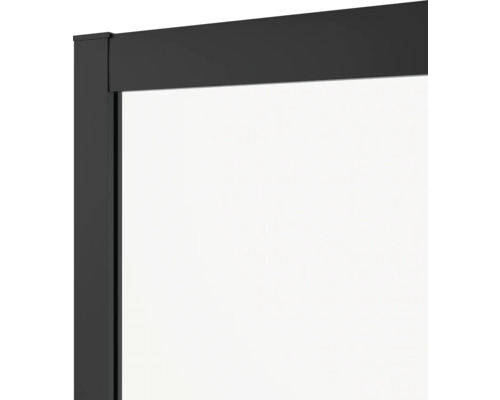 Detailní pohled na černý okenní rám