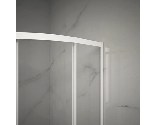 Detailní záběr sprchového koutu s posuvnými dveřmi a bílým rámem před obloženou stěnou