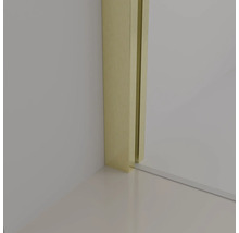 Detailní pohled na zlatý rám dveří