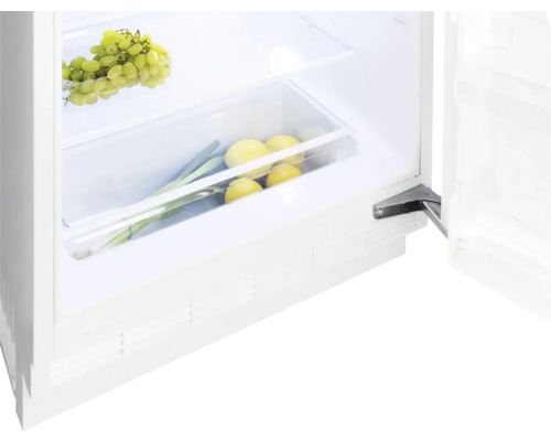 Vnitřek chladničky s ovocem a zeleninou