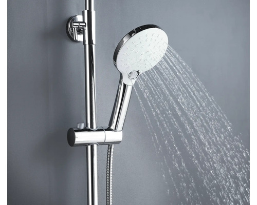 Sprchová hlavice s proudem vody a držákem