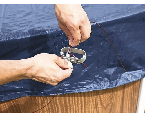 Kryt bazénu se upevňuje pomocí napínáku lanka.