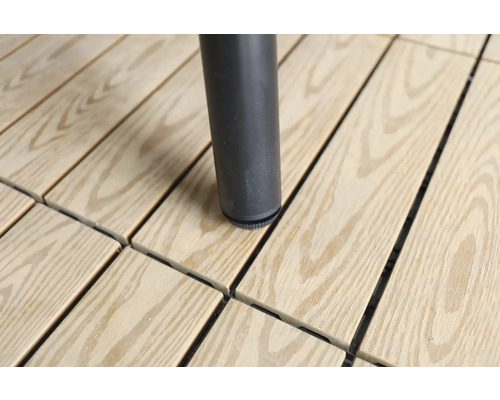 Detail dřevěných terasových desek s nohou nábytku