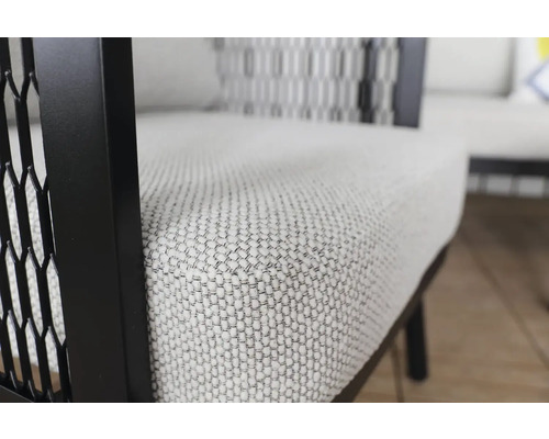 Detail zahradní židle se sedákem a kovovým rámem