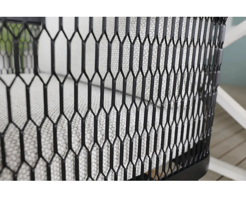 Detailní pohled na černou kovovou židli s polštářem