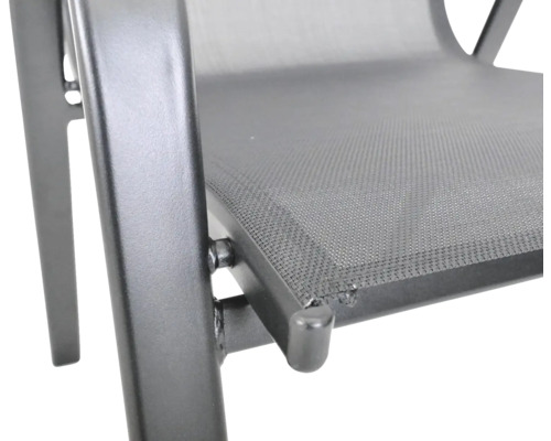 Detail zahradní židle s kovovým rámem a textilním potahem