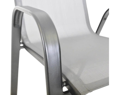 Detailní pohled na zahradní židli s područkou a síťovaným potahem