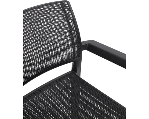 Detailní pohled na kancelářskou židli se síťovaným opěradlem a područkou