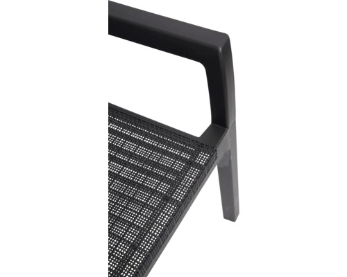 Detailní pohled na zahradní židli s područkou a sedákem ze síťoviny