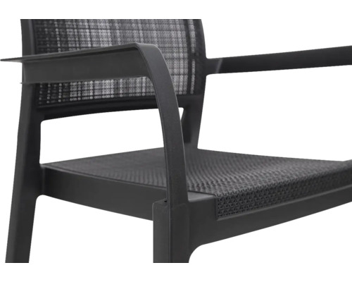 Detail černého zahradního křesla s područkou a tkaným sedákem