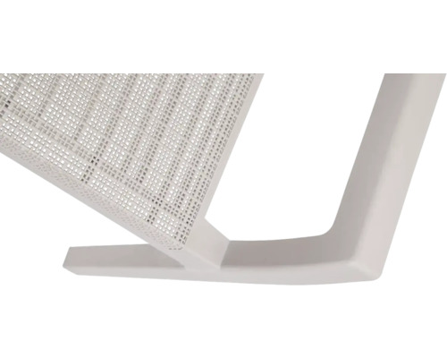 Detailní pohled na bílou zahradní židli s pleteným sedákem