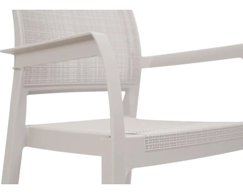 Detailní pohled na bílé plastové křeslo s područkami