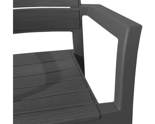 Detail zahradní židle s područkou a dřevěnou strukturou